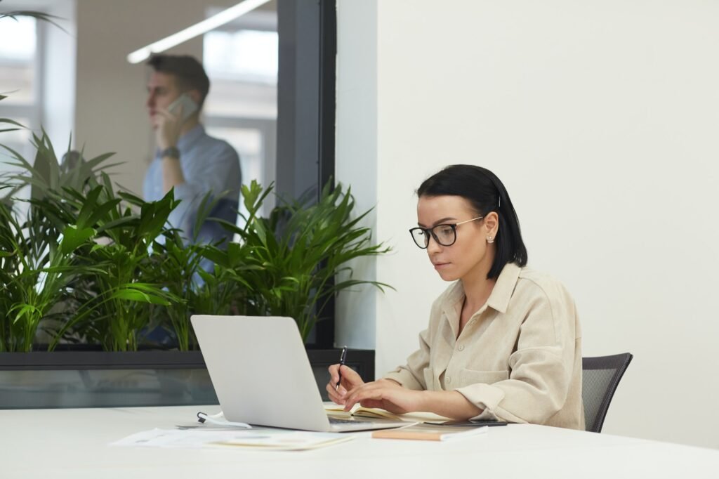 Mulher a trabalhar com computador portátil no escritório