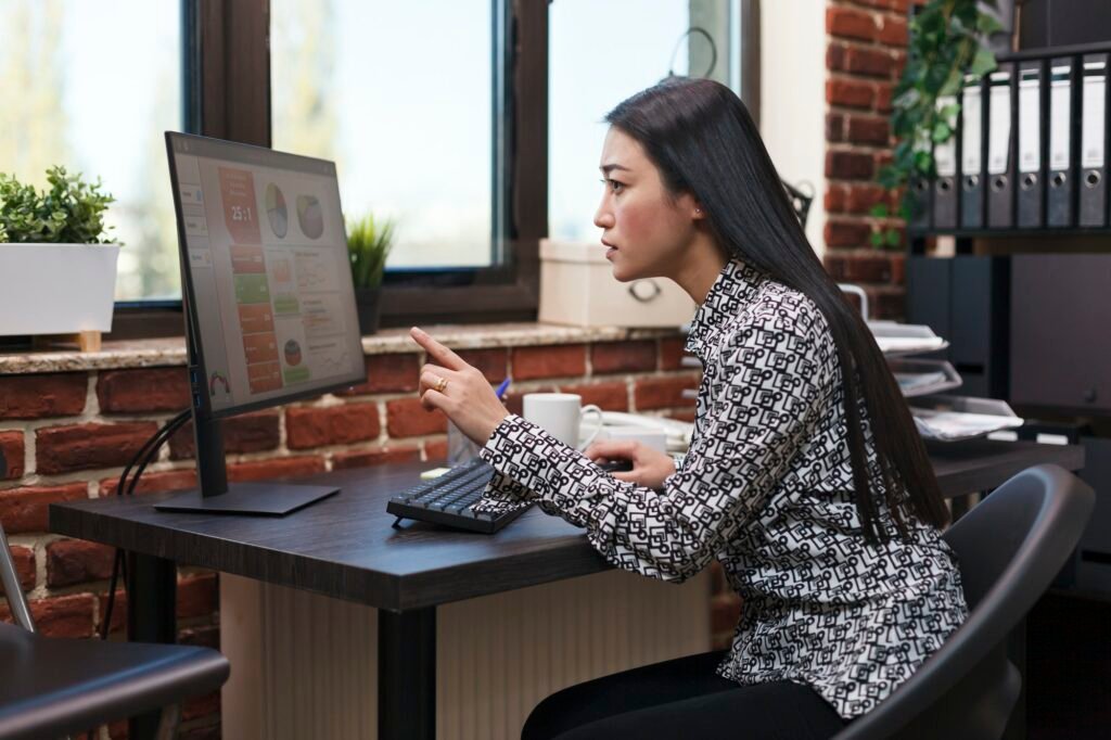 Profissional a rever um gráfico de gestão de empresa