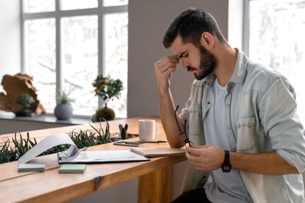 Homem de negócios a analisar documentos no escritório